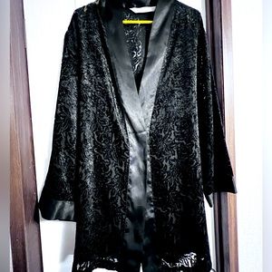Beautiful vintage Victoria’s Secret Robe